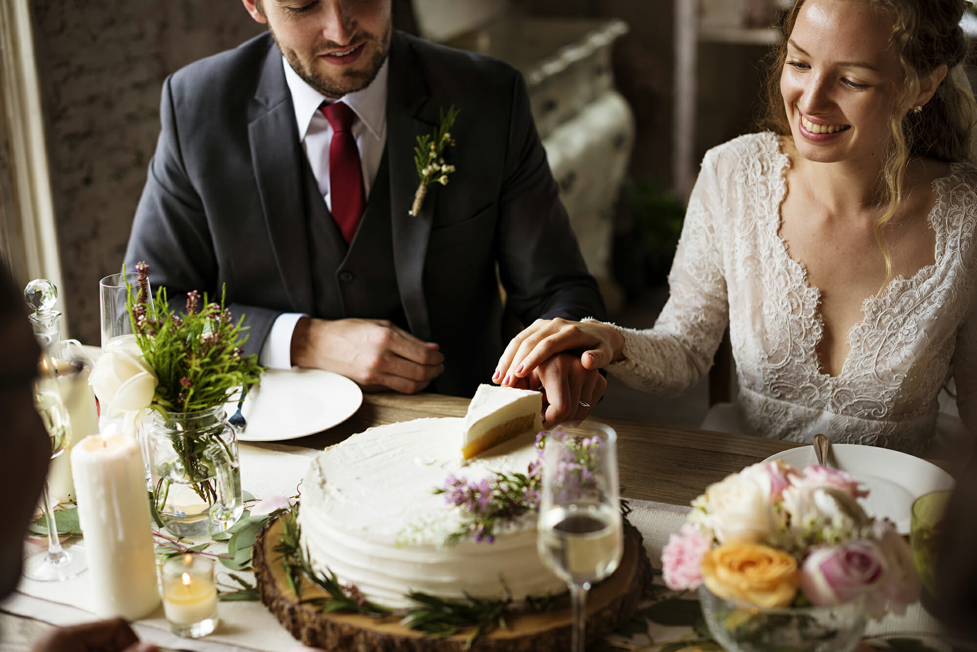 photographing the cake cutting